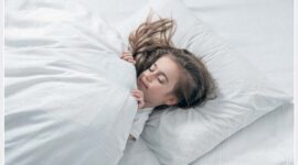 Sumber foto: https://www.freepik.com/free-photo/cute-little-girl-with-long-hair-sleeping-bed_10896521.