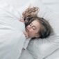 Sumber foto: https://www.freepik.com/free-photo/cute-little-girl-with-long-hair-sleeping-bed_10896521.
