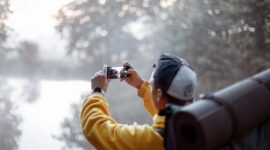 Sumber FOTO : https://www.pexels.com/id-id/foto/orang-berjaket-kuning-mengambil-foto-awan-putih