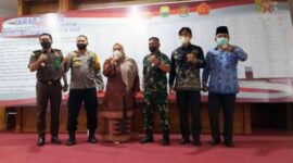 Pernayataan dan Penandatanganan Ikrar Pilkades Damai seluruh Calon Kepala Desa di Aula Kantor Bupati Muaro Jambi, Kamis (17/03/22).