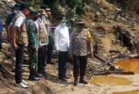 Danrem 042/Gapu Dampingi Dirjen SKK Migas Meninjau Lokasi Ilegal Drilling di Desa Bungku, Kecamatan Bajubang, Kabupaten Batanghari, Rabu (28/04/21).