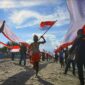 Ilustrasi Pemuda di Papua Bentangkan Bendera Merah Putih yang di Jahit Sendiri. FOTO : Ist/Net