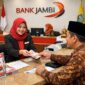 SENYUM YANG TERENGGUT: Pemandangan transaksi di teller Bank Jambi yang kini menjadi satu-satunya tumpuan nasabah. Di era serba digital, lumpuhnya sistem memaksa ribuan nasabah kembali ke cara-cara konvensional—antre berjam-jam demi menarik uang sendiri. Sebuah ironi besar bagi institusi yang sempat memimpikan modernitas, namun kini justru terlempar kembali ke masa lalu akibat bobolnya sistem senilai Rp143 miliar. (FOTO : Dok. Istimewa/LT)