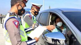 Ilustrasi Polisi Melakukan Pemeriksaan Terhadap Kendaraan yang Lewat. FOTO : Istimewa