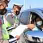 Ilustrasi Polisi Melakukan Pemeriksaan Terhadap Kendaraan yang Lewat. FOTO : Istimewa
