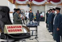 Dok. Bupati H. Anwar Sadat Saat Melakukan Prosesi Melantik dan Mengambil Sumpah Pejabat Eselon II di Balai Pertemuan, Rabu (11/5/22). FOTO : KOLASE LT