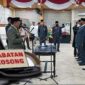 Dok. Bupati H. Anwar Sadat Saat Melakukan Prosesi Melantik dan Mengambil Sumpah Pejabat Eselon II di Balai Pertemuan, Rabu (11/5/22). FOTO : KOLASE LT