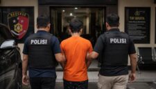PROSES HUKUM: Personel Kepolisian membawa tersangka AL (34) menuju ruang tahanan Polres Tanjung Jabung Barat. AL terancam jeratan Pasal 414 KUHP terkait tindak pidana perbuatan cabul. (Foto: Istimewa)