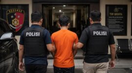 PROSES HUKUM: Personel Kepolisian membawa tersangka AL (34) menuju ruang tahanan Polres Tanjung Jabung Barat. AL terancam jeratan Pasal 414 KUHP terkait tindak pidana perbuatan cabul. (Foto: Istimewa)
