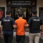 PROSES HUKUM: Personel Kepolisian membawa tersangka AL (34) menuju ruang tahanan Polres Tanjung Jabung Barat. AL terancam jeratan Pasal 414 KUHP terkait tindak pidana perbuatan cabul. (Foto: Istimewa)