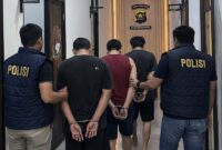  Tiga pelaku penyalahgunaan narkotika berinisial MS (24), SN (49), dan MD (49) saat digelandang Tim Opsnal Satresnarkoba ke Mapolres Tanjab Barat. Ketiganya diringkus dalam operasi maraton di wilayah Teluk Sialang dengan sejumlah barang bukti sabu. (FOTO : Dok. Istimewa/LT)