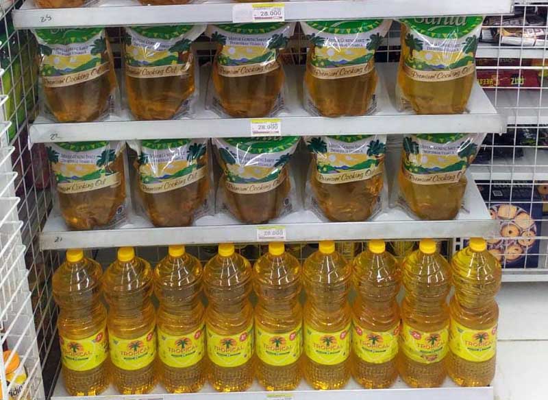 ILUSTRASI : Cegah Aksi Borong, Indomaret di Kuala Tungkal Batasi Pembelian Minyak Goreng. 