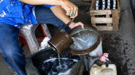 Ilustrasi aktivitas penuangan minyak tanah menggunakan takaran literan kaleng tradisional. Bahan bakar cair yang sangat akrab dengan generasi 1970-an ini kini kian langka dan transaksinya kerap dilakukan secara sembunyi-sembunyi oleh pedagang eceran karena terbentur regulasi HET dan aturan distribusi resmi Pertamina. (Foto: Ilustrasi/Media Online)