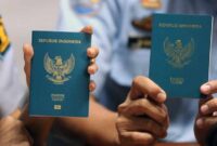 Petugas menunjukkan perbedaan Paspor Elektronik atau e-passport (kiri) dengan paspor biasa saat penerbitan Paspor Elektronik perdana di Kantor Imigrasi Kelas I Khusus Ngurah Rai, Badung, Bali, Rabu (20/11/2019). FOTO : Katadata.co.id 
