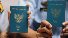 Petugas menunjukkan perbedaan Paspor Elektronik atau e-passport (kiri) dengan paspor biasa saat penerbitan Paspor Elektronik perdana di Kantor Imigrasi Kelas I Khusus Ngurah Rai, Badung, Bali, Rabu (20/11/2019). FOTO : Katadata.co.id 