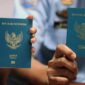 Petugas menunjukkan perbedaan Paspor Elektronik atau e-passport (kiri) dengan paspor biasa saat penerbitan Paspor Elektronik perdana di Kantor Imigrasi Kelas I Khusus Ngurah Rai, Badung, Bali, Rabu (20/11/2019). FOTO : Katadata.co.id 