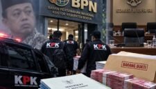 Petugas KPK membawa dokumen barang bukti dengan latar belakang para tahanan berompi oranye dan logo BPN. Operasi Tangkap Tangan (OTT) kakap di BPN Bogor. (FOTO : Dok. Ilustrasi/LT)