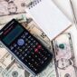 7 Trik Atur Uang Bulanan, Bisa Makan Enak di Akhir Bulan. (FOTO : Karolina Grabowska: pexels.com/photo/calculator-and-notepad-placed-on-usa-dollars-stack-4386366/)