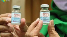 Pada Jumat (16/7/2021) Kementerian Kesehatan memulai penyuntikan perdana vaksin booster menggunakan vaksin Moderna di RSCM Jakarta. Penerima vaksinasi booster adalah 50 Guru Besar FKUI serta sejumlah dokter lainnya.(Dok. Kompas/Kementerian Kesehatan)
