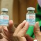 Pada Jumat (16/7/2021) Kementerian Kesehatan memulai penyuntikan perdana vaksin booster menggunakan vaksin Moderna di RSCM Jakarta. Penerima vaksinasi booster adalah 50 Guru Besar FKUI serta sejumlah dokter lainnya.(Dok. Kompas/Kementerian Kesehatan)