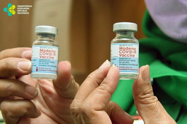 Pada Jumat (16/7/2021) Kementerian Kesehatan memulai penyuntikan perdana vaksin booster menggunakan vaksin Moderna di RSCM Jakarta. Penerima vaksinasi booster adalah 50 Guru Besar FKUI serta sejumlah dokter lainnya.(Dok. Kompas/Kementerian Kesehatan)