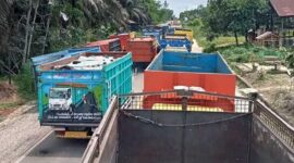 Ilustrasi : Truk Angutan Batu Baa di Jambi yang masih Melintasi Jalan Nasional berebutan dengan Masyarakat Rawan Macet dan Kecelakaan. FOTO : Net