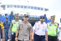 FOTO : Kapolres Tanjab Barat AKBP Guntur Saputro, SIK, MH bersama Kabid Darat Dishub Provinsi Jambi saat Tinjau Pelabuhan Kuala Tungkal, Selasa (24/22/29)