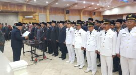 FOTO : Bupati Tanjung Jabung Barat Dr. H. Safrial Saat Mengambil Pelantikan Dua Ratusan Pejabat Eselon II, III dan IV di Aula Balai Pertemuan Kantor Bupati, Senin (06/01/20)