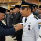 FOTO : Bupati Tanjung Jabung Barat Dr. H. Safrial Saat Menyematkan Tanda Kepada 5 Camat di Aula Balai Pertemuan Kantor Bupati, Senin (06/01/20)