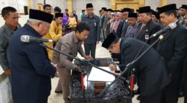 FOTO : Bupati Tanjung Jabung Barat Dr. H. Safrial melantik 4 Pejabat Tingi Pratama di di Aula Balai Pertemuan Kantor Bupati, Senin (06/01/20).