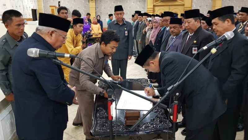 FOTO : Bupati Tanjung Jabung Barat Dr. H. Safrial melantik 4 Pejabat Tingi Pratama di di Aula Balai Pertemuan Kantor Bupati, Senin (06/01/20).