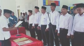 FOTO : Kepala Desa Suka Damai Ali Munir Saat Melantik Pejabat Perangkat Desa dan Ketua TP PKK Desa Suka Damai, Rabu (08/01/20).