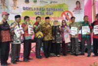 FOTO : Bupati Tanjabbar, Dr. Safrial menghadiri Deklarasi Stop Buang Air Besar Sembarangan (BABS /Open Defecation Free) di Desa Sukai Damai, Kecamatan Tebing Tinggi, Rabu (09/01/20)