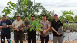 FOTO : Wabup Drs. H. Amir Sakib dan Kapolres Tanjab Barat AKBP Guntur Saputro, S.IK, MH Berfoto Bersama Akan Menanam Pohon, Jumat (10/01/20)