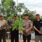 FOTO : Wabup Drs. H. Amir Sakib dan Kapolres Tanjab Barat AKBP Guntur Saputro, S.IK, MH Berfoto Bersama Akan Menanam Pohon, Jumat (10/01/20)