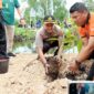 FOTO : Kapolres Tanjab Barat AKBP Guntur Saputro, S.IK, MH Berfoto Bersama Akan Menanam Pohon, Jumat (10/01/20)