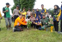 FOTO : Kapolsek Betara IPTU S. Harefa, SE, MM dan Camat Betara Tony Ermawan Putra, S.STP, MS.i Menggelar Penanaman 1000 Pohon, Jumat (10/01/20)