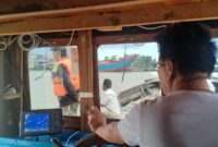 FOTO : Ketua Yayasan Budhi Luhur, Budi Hartono Kusuma Tegah Melakukan Pencarian Menggunakan Kapal sambil mengendalikan Alat Deteksi, Kamis (16/01/20)  