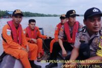 FOTO : Kapolsek Pengabuan IPTU Burnawi Bersama Anggota, Tim Gabungan Basarnas, BPBD dibantu Warga Melakukan Pencarian Korban, Kamis (23/01/20)