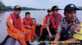 FOTO : Kapolsek Pengabuan IPTU Burnawi Bersama Anggota, Tim Gabungan Basarnas, BPBD dibantu Warga Melakukan Pencarian Korban, Kamis (23/01/20)