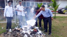   FOTO : Ketua KPU Tanjab Barat Khairuddin, S.Sos Membakar Bekas Soal Tes Tertulis Calon Anggota PPK di Halaman Kantor KPU, Kamis (30/01/20).