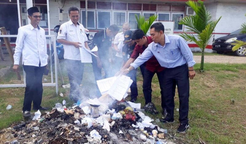   FOTO : Ketua KPU Tanjab Barat Khairuddin, S.Sos Membakar Bekas Soal Tes Tertulis Calon Anggota PPK di Halaman Kantor KPU, Kamis (30/01/20).