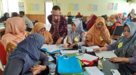 FOTO : Sejumlah Peserta Berdiskusi di Kelompoknya Masing-masing pada Diseminasi Pelatihan Modul asatu Pembelajaran SMP di Batanghari/Dok. Tanoto, Sabtu, (08/02/20).