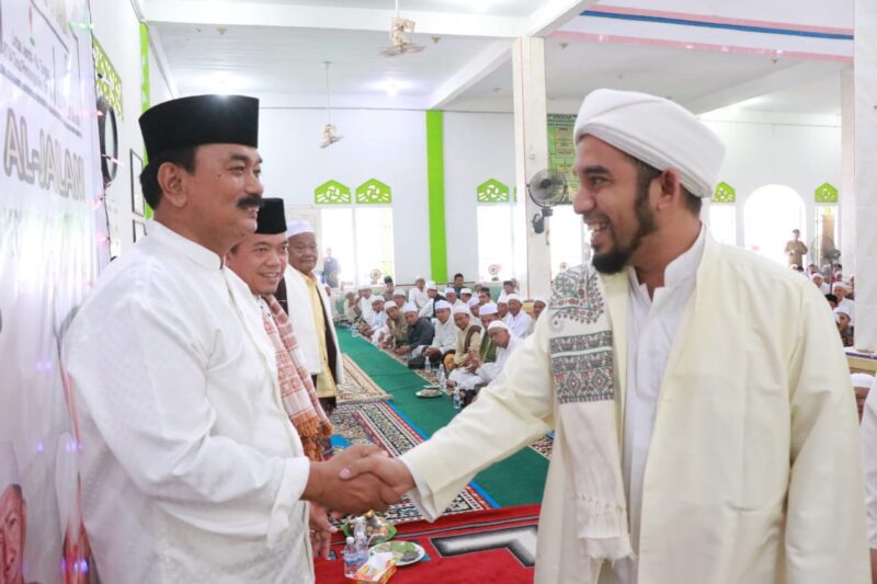 FOTO : Wabup H. Amir Sakib Ketika Bersalaman dengan Habib Muchsin bin Hasan Boufteim di Masjid Raudhatul Muttaqin Desa Pembengis Kecamatan Bram Itam, Minggu (09/02/20)