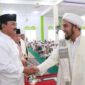 FOTO : Wabup H. Amir Sakib Ketika Bersalaman dengan Habib Muchsin bin Hasan Boufteim di Masjid Raudhatul Muttaqin Desa Pembengis Kecamatan Bram Itam, Minggu (09/02/20)