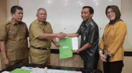 FOTO : Ketua Pengadilan Negeri Kelas II A Kuala Tungkal Andi Hendrawan, SH, MH dan Bupati Tanjung Jabung Barat Dr. Ir. H. Safrial, MS Menandatangai Naskah Serah Terima Hibah di Ruang Rapat Bupati, Senin (10/02/20).