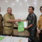 FOTO : Ketua Pengadilan Negeri Kelas II A Kuala Tungkal Andi Hendrawan, SH, MH dan Bupati Tanjung Jabung Barat Dr. Ir. H. Safrial, MS Menandatangai Naskah Serah Terima Hibah di Ruang Rapat Bupati, Senin (10/02/20).