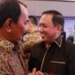 FOTO : Wakil Bupati Tanjung Jabung Barat, Drs. H. Amir Sakib Memberikan Ucapan Selamat Kepada Kapolda Jambi, Irjen Pol. Drs. Muchlis, AS, MH di Balroom Swiss-Belhotel Jambi, Kamis(13/02/20)