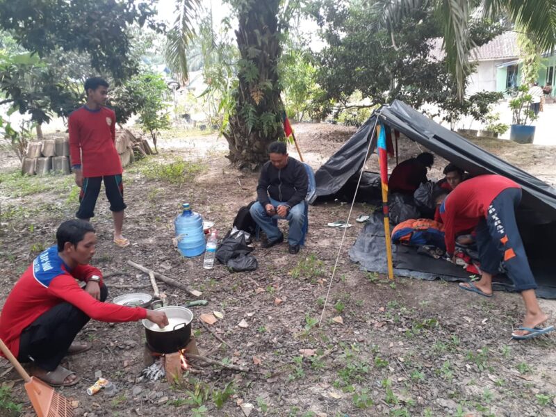 FOTO : 7 Anggota DKR Ptamuka Bram Itam Napak Tilas Istrahat di Desa Bukit Tempurung Kab. Tanjab Timur, Sabtu (15/02/20)