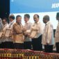 FOTO : Wakil Bupati Drs. H. Amir Sakib Saat Menerima Penghargaan pada Rapat Kerja Kesehatan Nasional (Rakerkesnas) di Jiexpo Jakarta, Rabu (19/02/20).